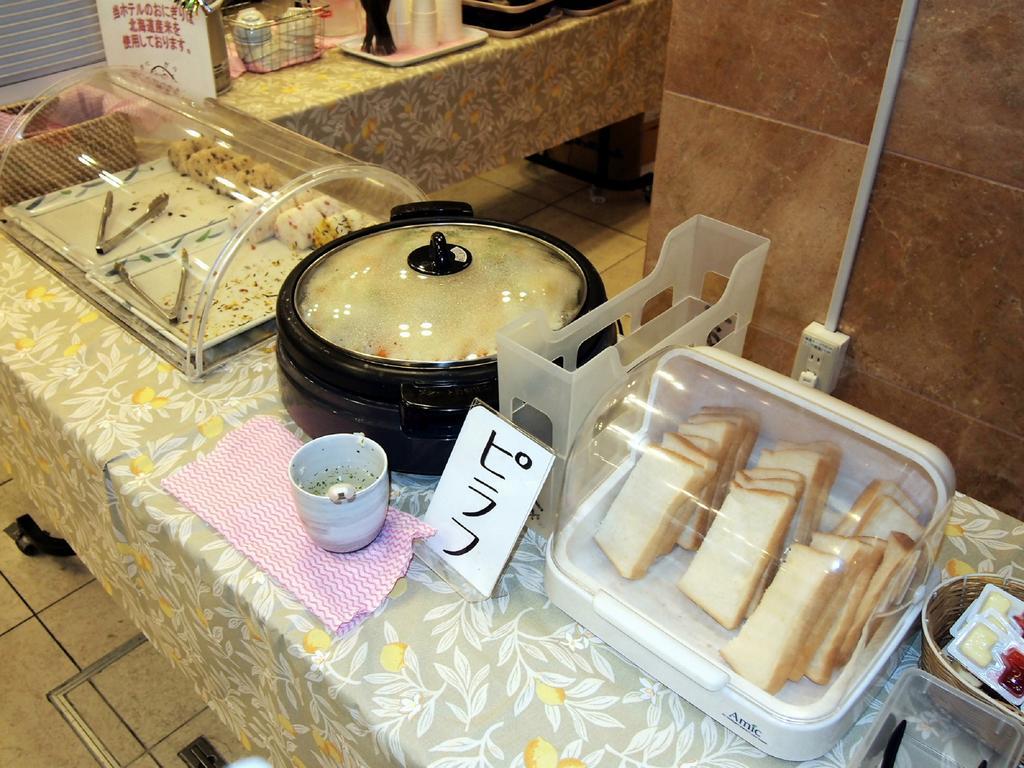 Toyoko Inn Hokkaido Sapporo-Eki Kita-Guchi Exterior foto